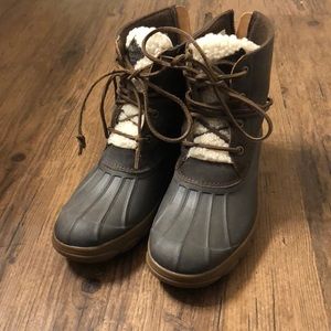 Women’s size 9 Sperry snow boots